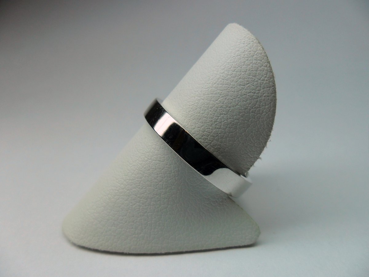 Basic Ring Wide White Gold